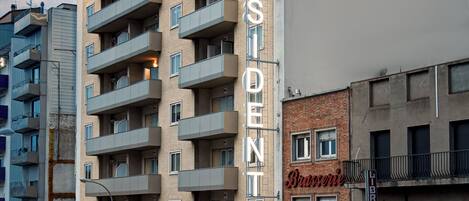 Majoituspaikan julkisivu illalla/yöllä