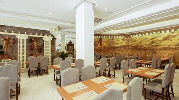 Petit déjeuner buffet (11 EUR par personne)