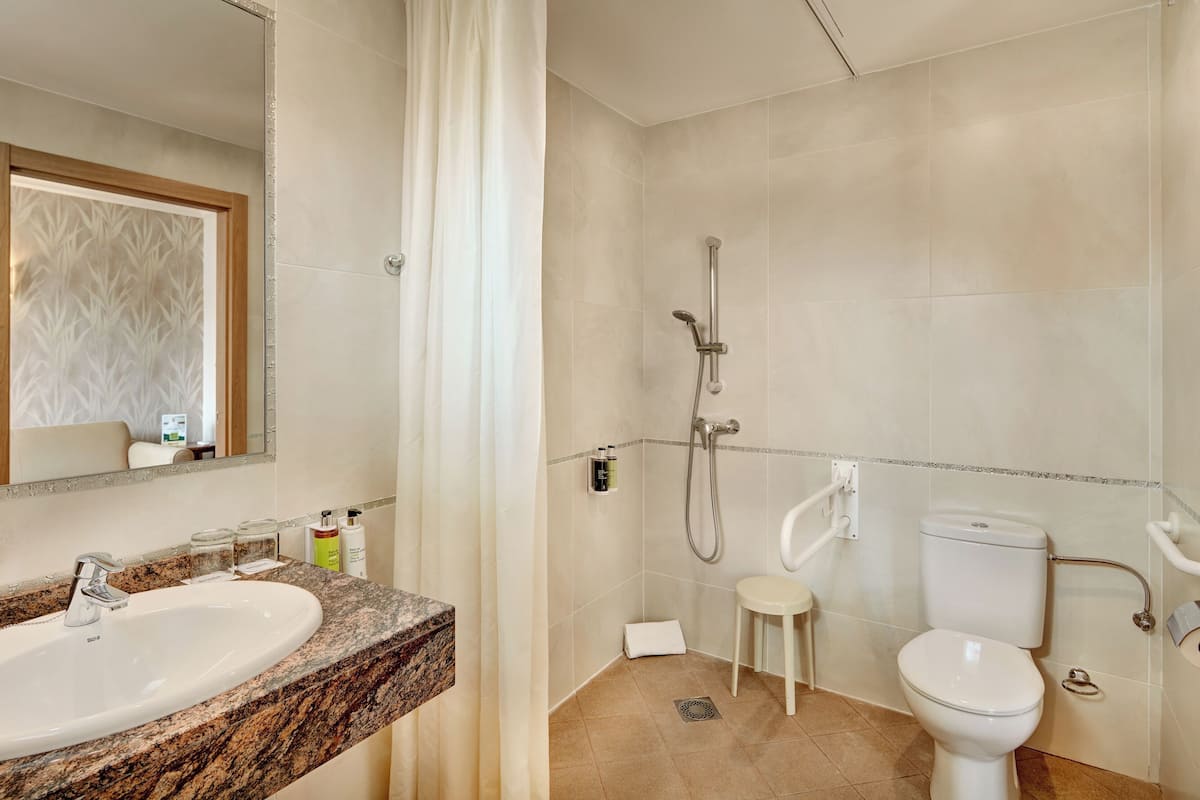classic double room, balcony | bathroom | free toiletries, hair dryer, towels