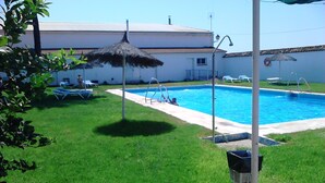 Outdoor pool, pool umbrellas, sun loungers - Gran Hotel Spa (Marmolejo)