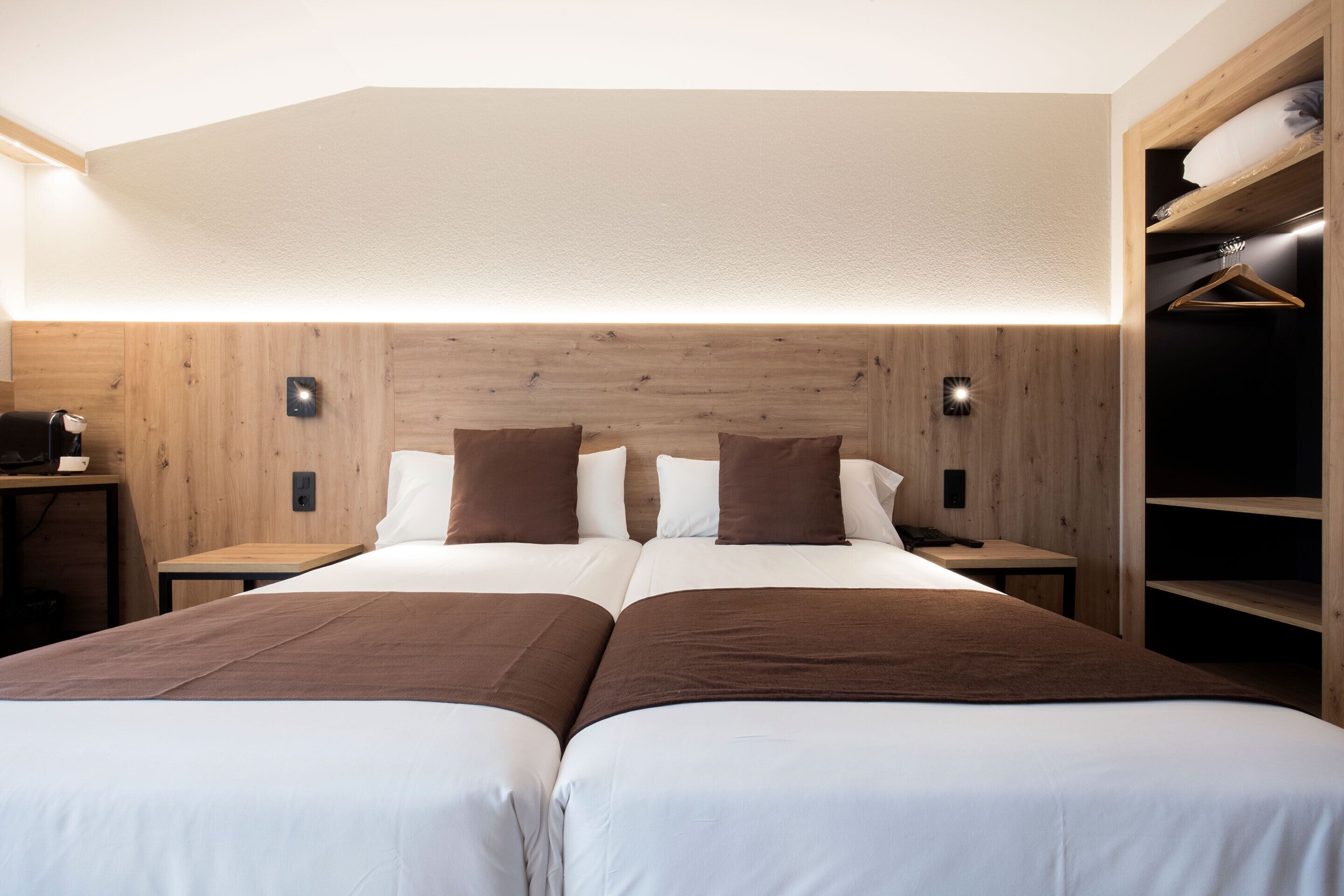 خزنة داخل الغرفة ومكتب ومساحة عمل للكمبيوتر المحمول