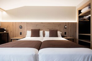 Cofres nos quartos, escrivaninha, espaço de trabalho para notebook