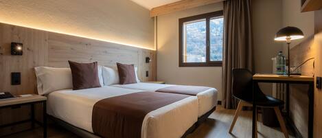 Quarto Casal | Cofres nos quartos, escrivaninha, espaço de trabalho para notebook