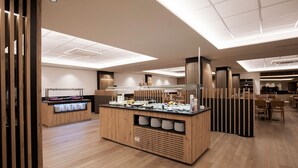 Un café moderno con mostrador de madera, techo con iluminación empotrada y un diseño limpio y minimalista.