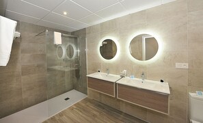 Junior Suite | Bathroom | Free toiletries, hair dryer, towels, soap - Hotel Salobreña Suites (Salobreña)