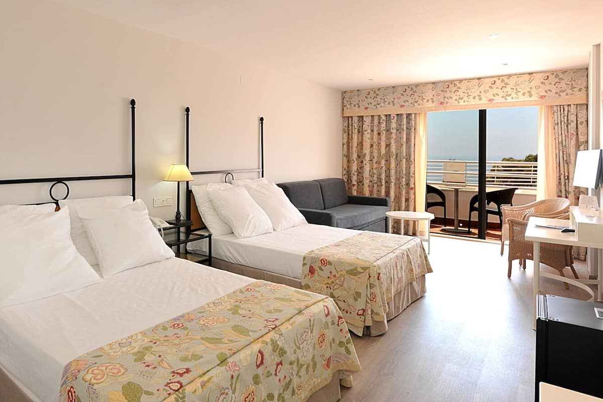 Junior Suite | 1 bedroom, in-room safe, desk, iron/ironing board
