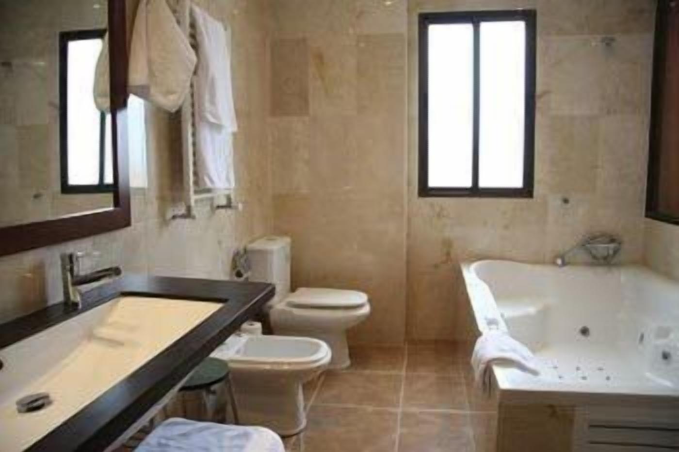 Une salle de bain avec une baignoire, des toilettes et un lavabo.