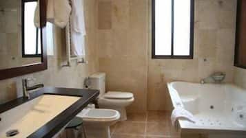 Une salle de bain avec une baignoire, des toilettes et un lavabo.