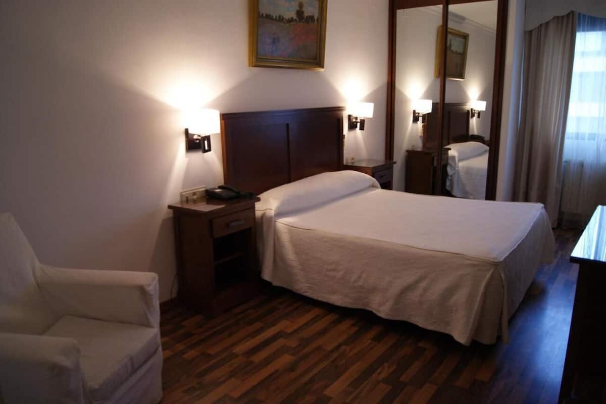 Hochwertige Bettwaren, Tempur-Pedic-Betten, Schreibtisch