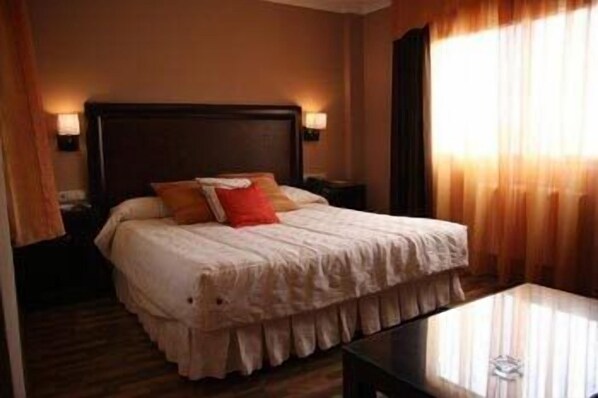 Premium bedding, Tempur-Pedic beds, desk, free WiFi