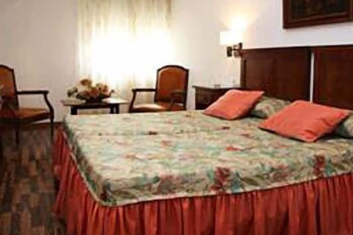 1 bedroom, premium bedding, Tempur-Pedic beds, desk