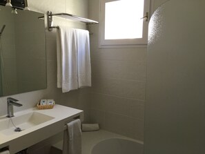Standard Triple Room | Bathroom | Shower, hair dryer, towels