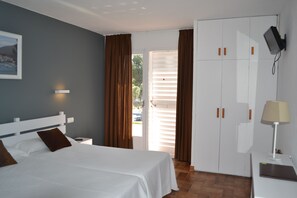 Chambre majestueuse double ou avec lits jumeaux | Coffre-fort, bureau, accĂšs au Wi-Fi (inclus)