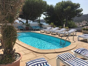 Outdoor pool, sun loungers - S' Aguarda (Cadaqués)