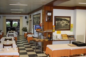 Breakfast (EUR 9 per person) - S' Aguarda (Cadaqués)