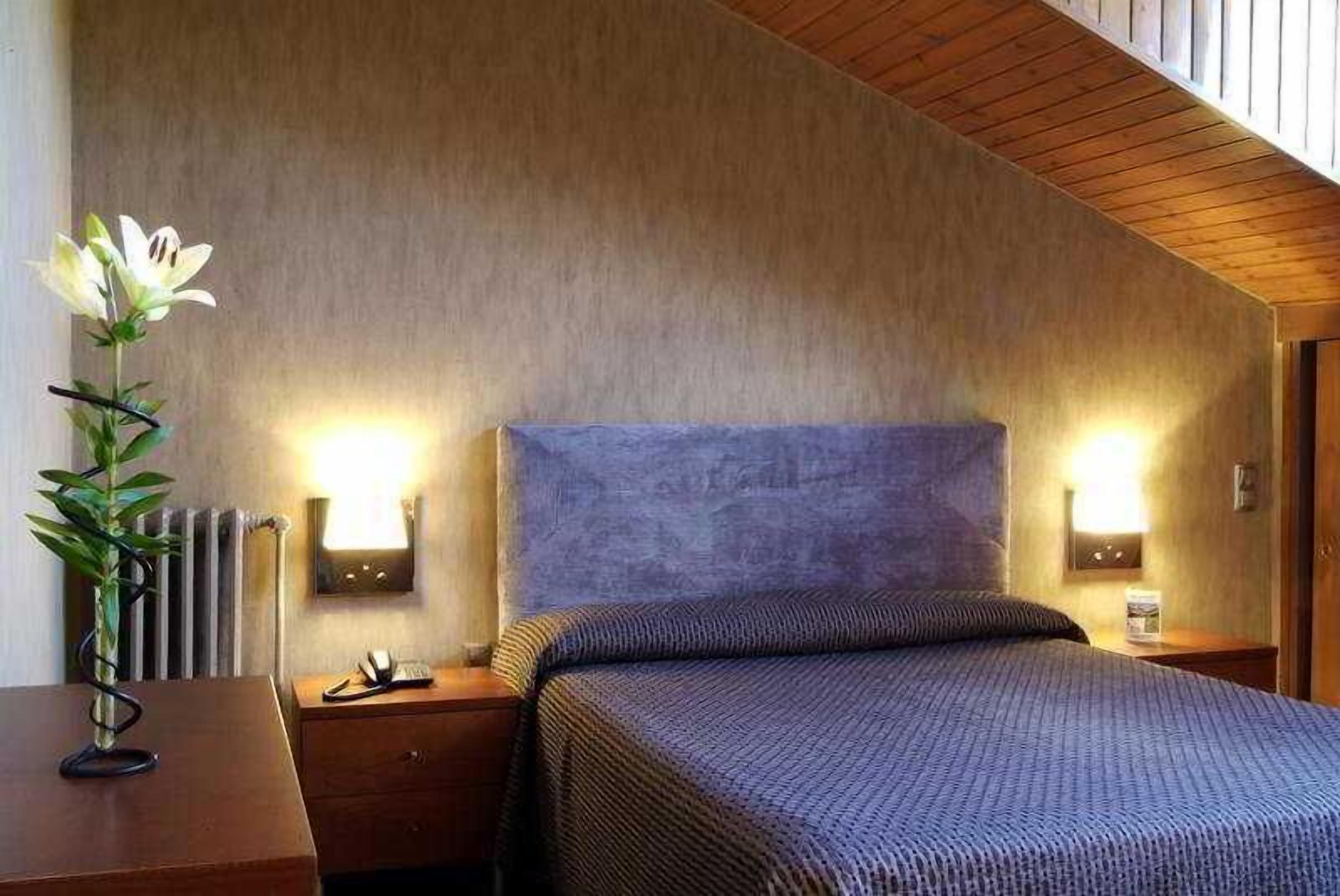 高級寢具、羽絨被、Tempur-Pedic 床墊、房內夾萬