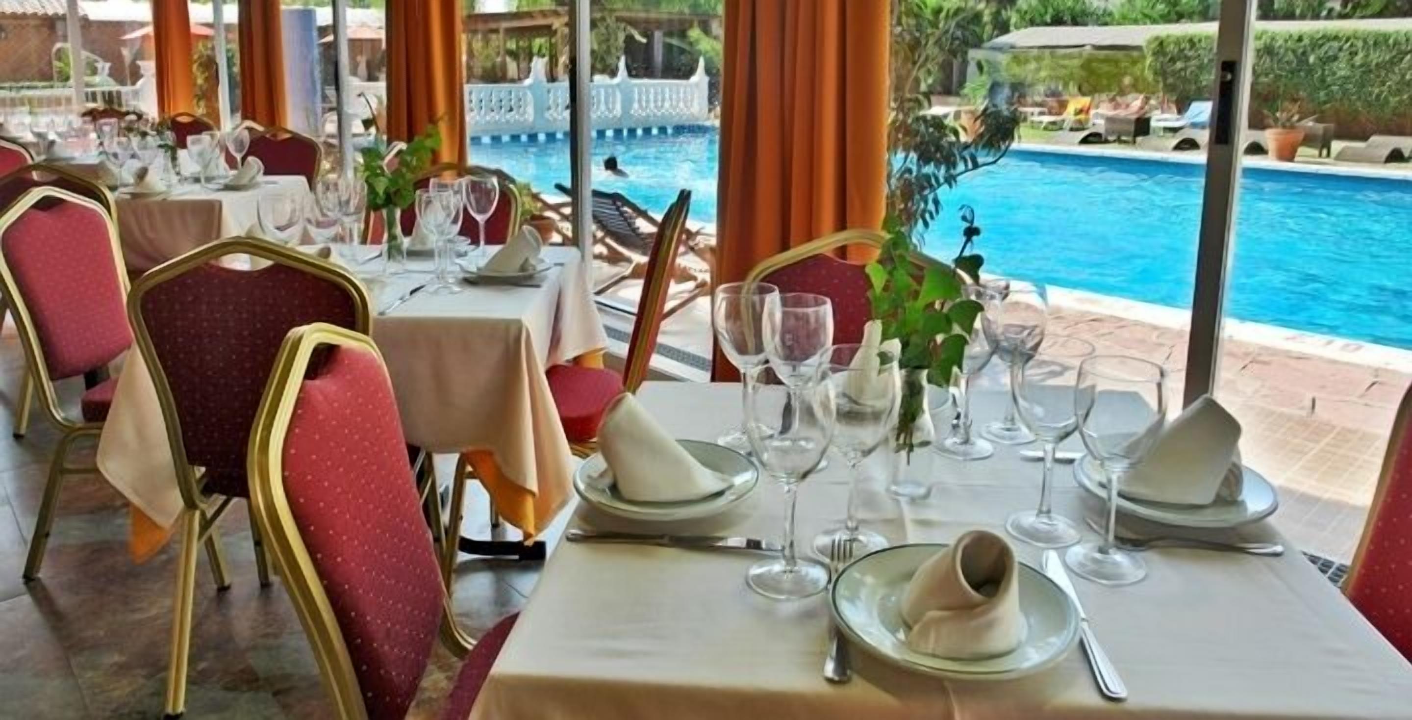 Serveert ontbijt, lunch en diner