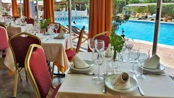 S'hi serveixen esmorzars, dinars i sopars