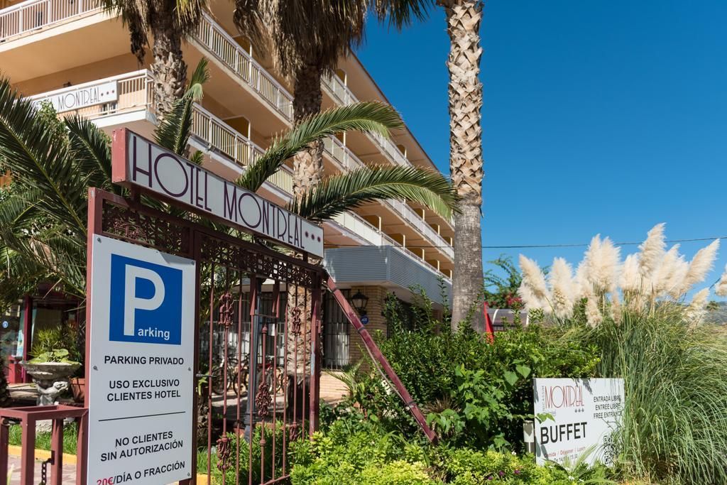 A hotel entrance with a sign indicating private parking for hotel guests.