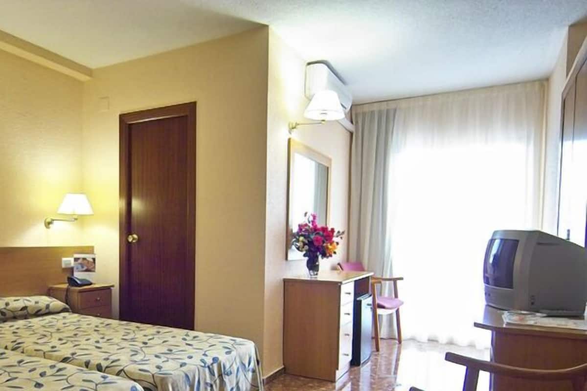 Double Room (with extra bed) | In-room safe, desk, cribs (surcharge), WiFi (free)