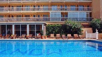Piscina a l'aire lliure i gandules