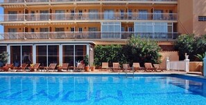 Outdoor pool, pool loungers