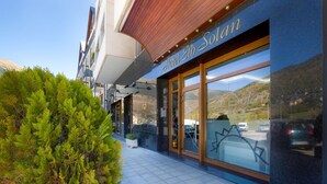 A hotel entrance with a modern design, large glass doors, and a view of the surrounding landscape. - Hotel Eth Solan (Vielha e Mijaran)