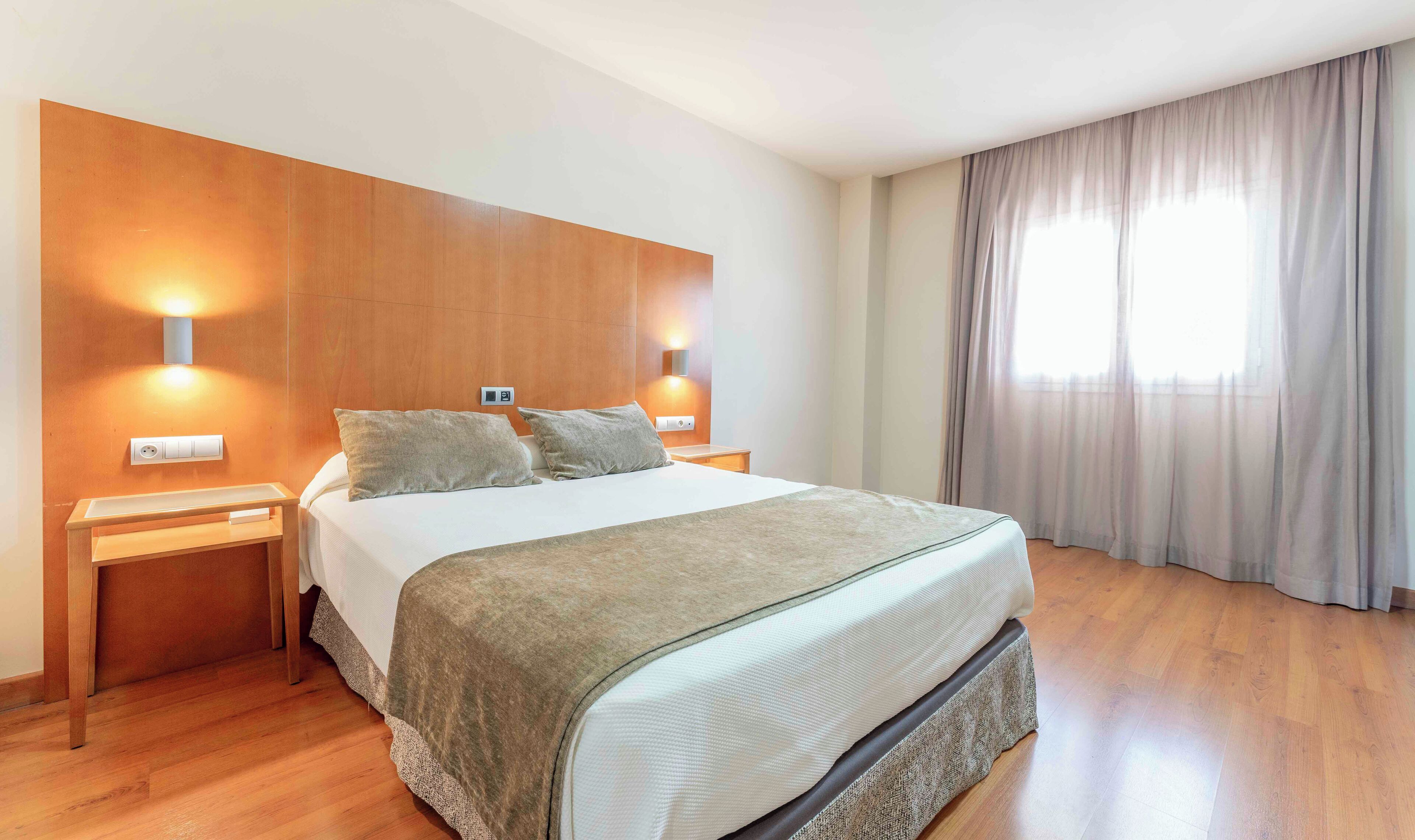 Caja de seguridad en la habitación y escritorio 