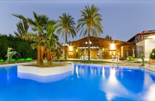 Szabadtéri medence, napozóágyak