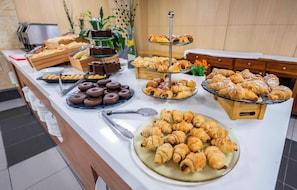 Daily cooked-to-order breakfast for a fee