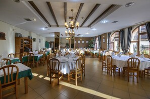 Breakfast, lunch and dinner served - Hotel Tierra de la Reina (Boca de Huergano)
