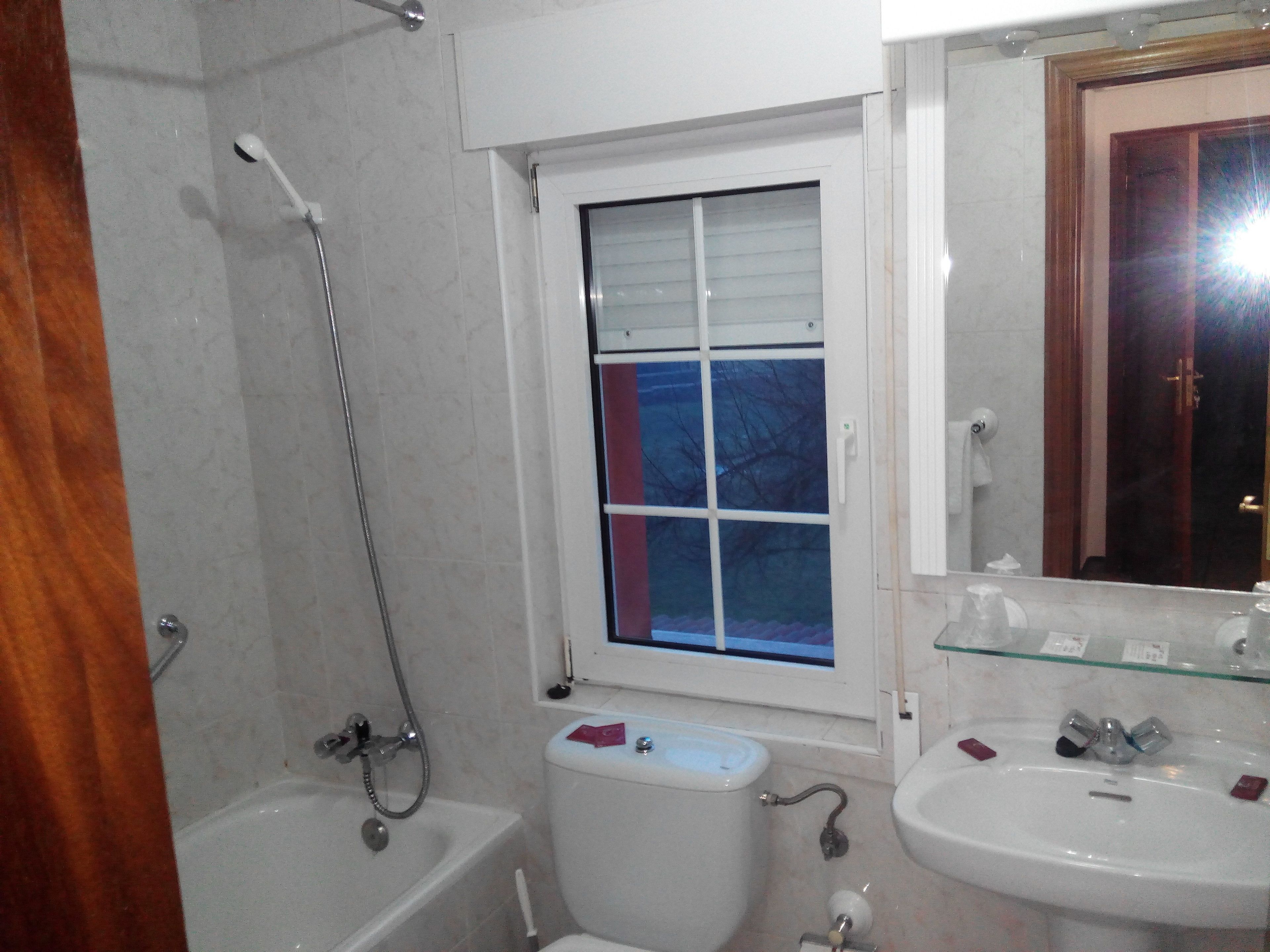 twin room | bathroom | combined shower/bathtub, free toiletries, hair dryer, towels