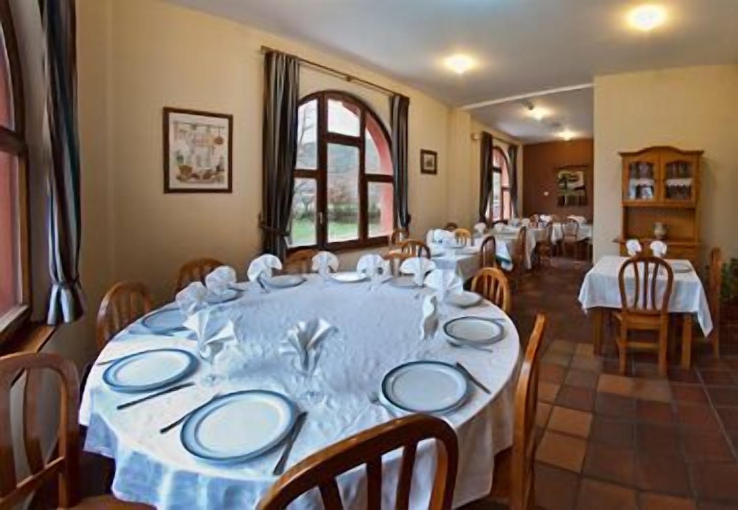 breakfast, lunch and dinner served