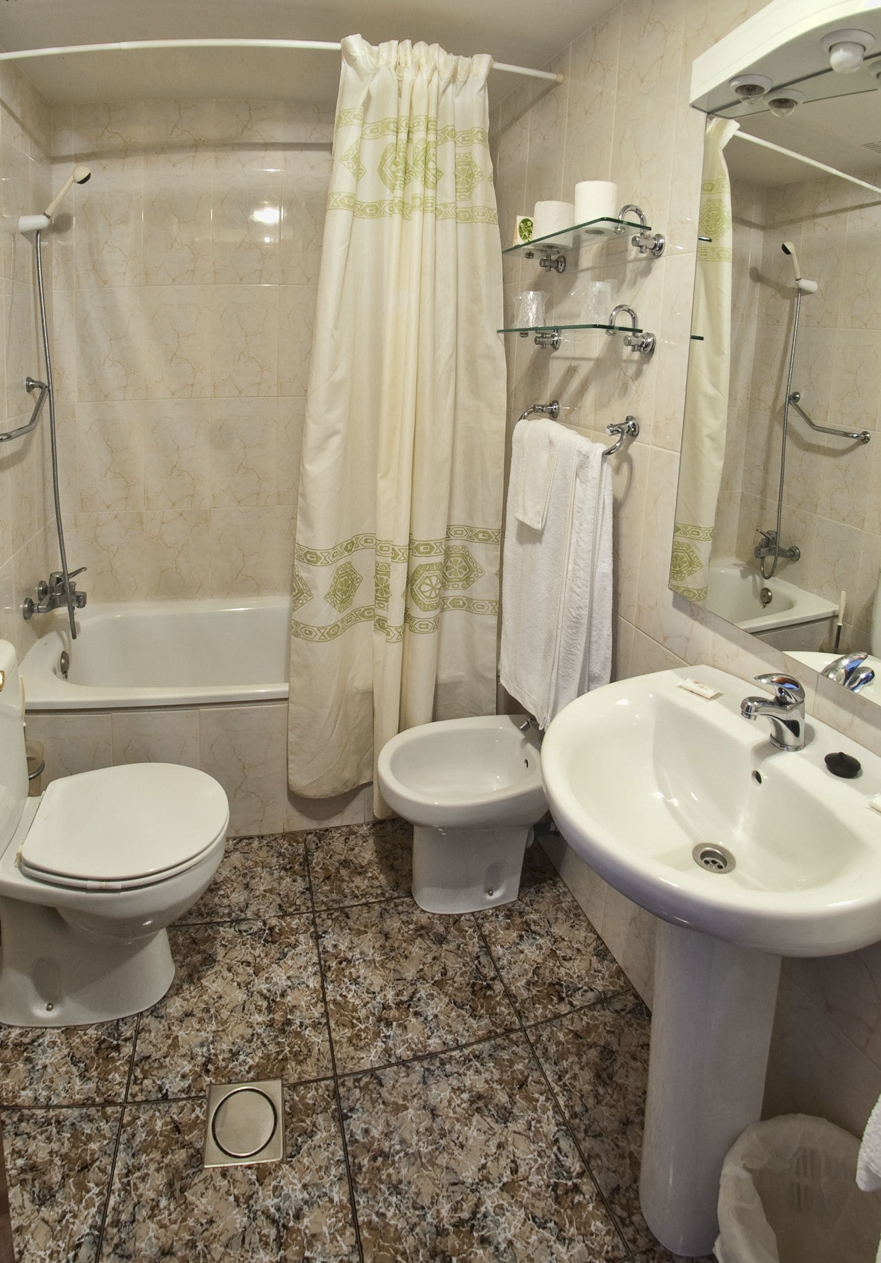 twin room | bathroom | combined shower/bathtub, free toiletries, hair dryer, towels