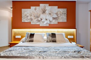 Suite Confort | Escritorio, cortinas opacas, wifi gratis y ropa de cama