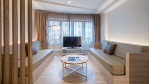Una sala de estar moderna con un sofá, una mesa de centro y un televisor.
