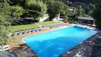 Una piscina al aire libre de temporada