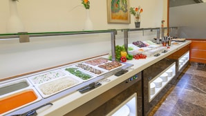 Un bufé con diversos alimentos y utensilios.