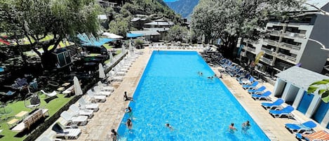 Seasonal outdoor pool