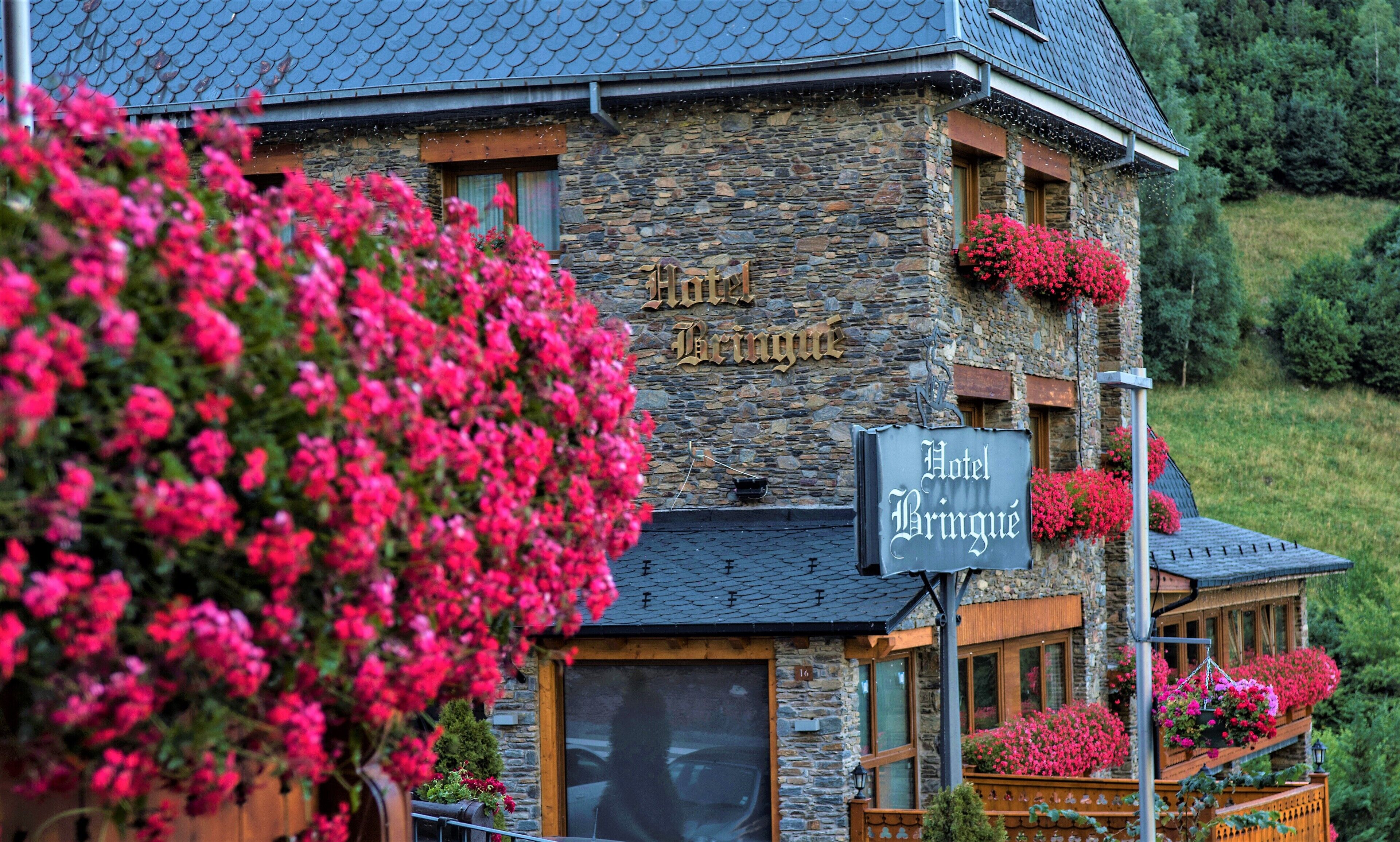 A stone building with a sign reading "Hotel Brindes."
