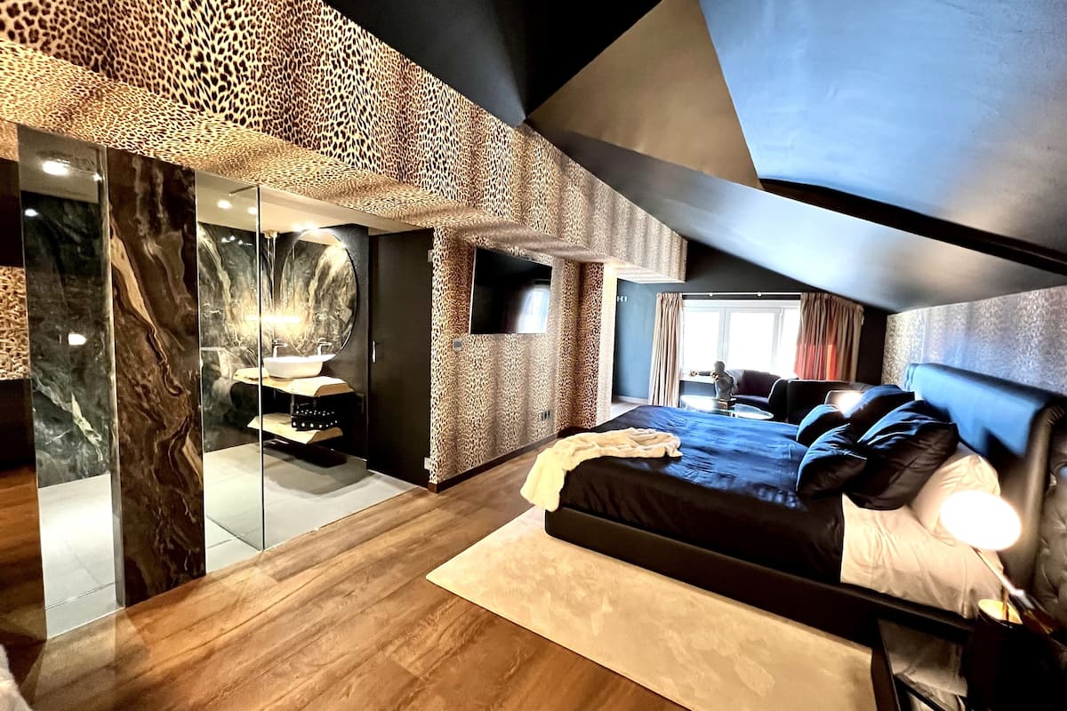 junior suite | premium bedding, minibar, in-room safe, desk