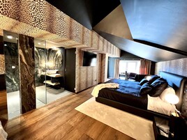 Ropa de cama de alta calidad y minibar 