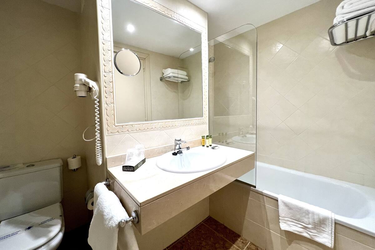 standard quadruple room | bathroom | free toiletries, hair dryer, towels