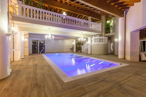 Kolam renang indoor