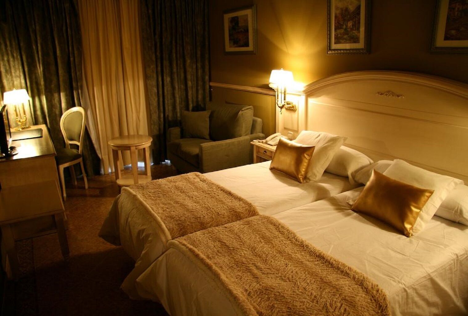 Premium bedding, minibar, in-room safe, desk