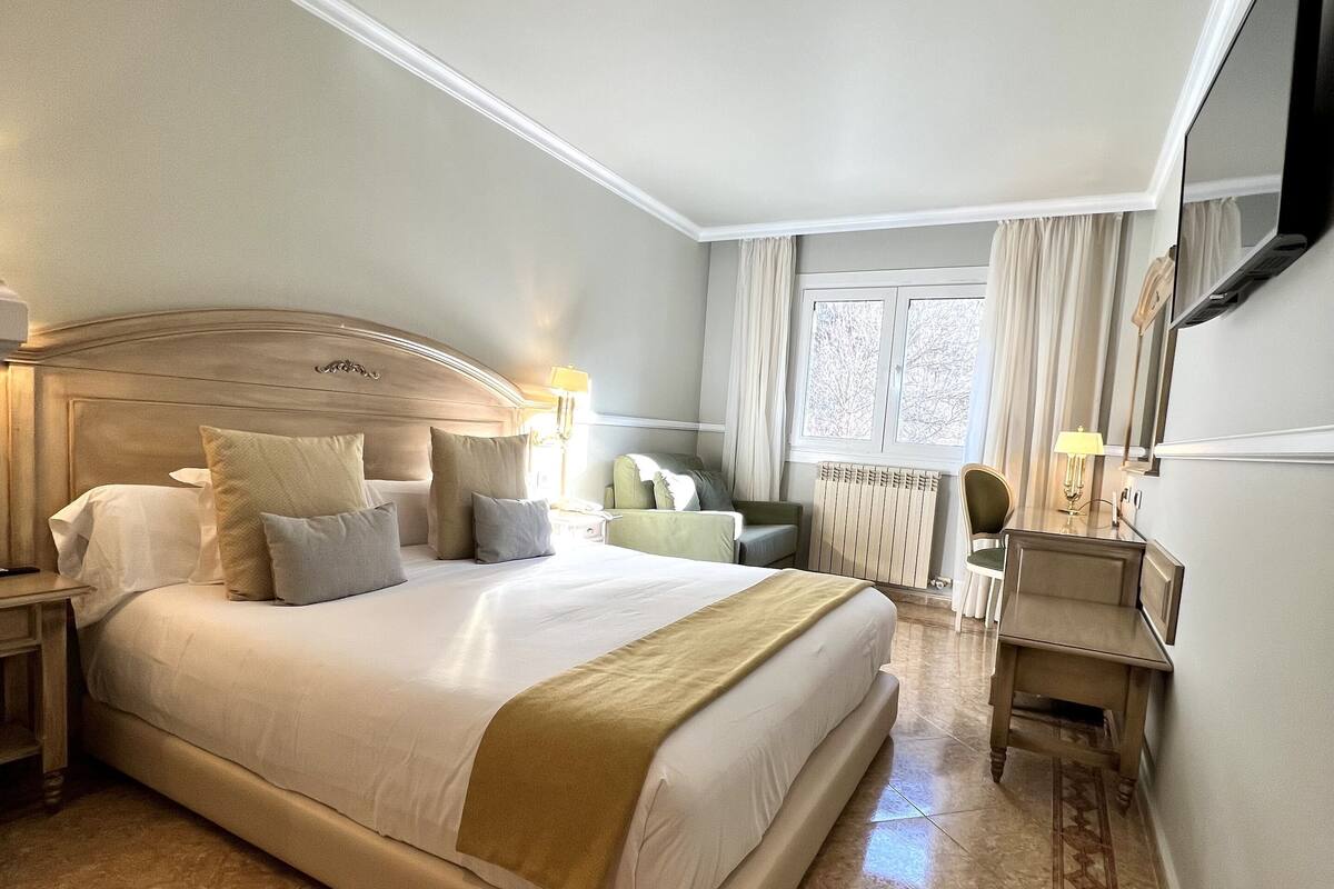 comfort double room, 1 double or 2 single beds | premium bedding, minibar, in-room safe, desk