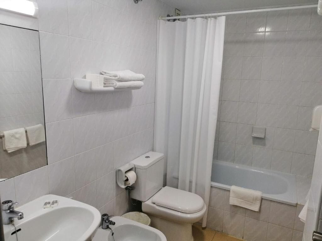 Tina profunda, secadora de cabello, bidet, toallas 