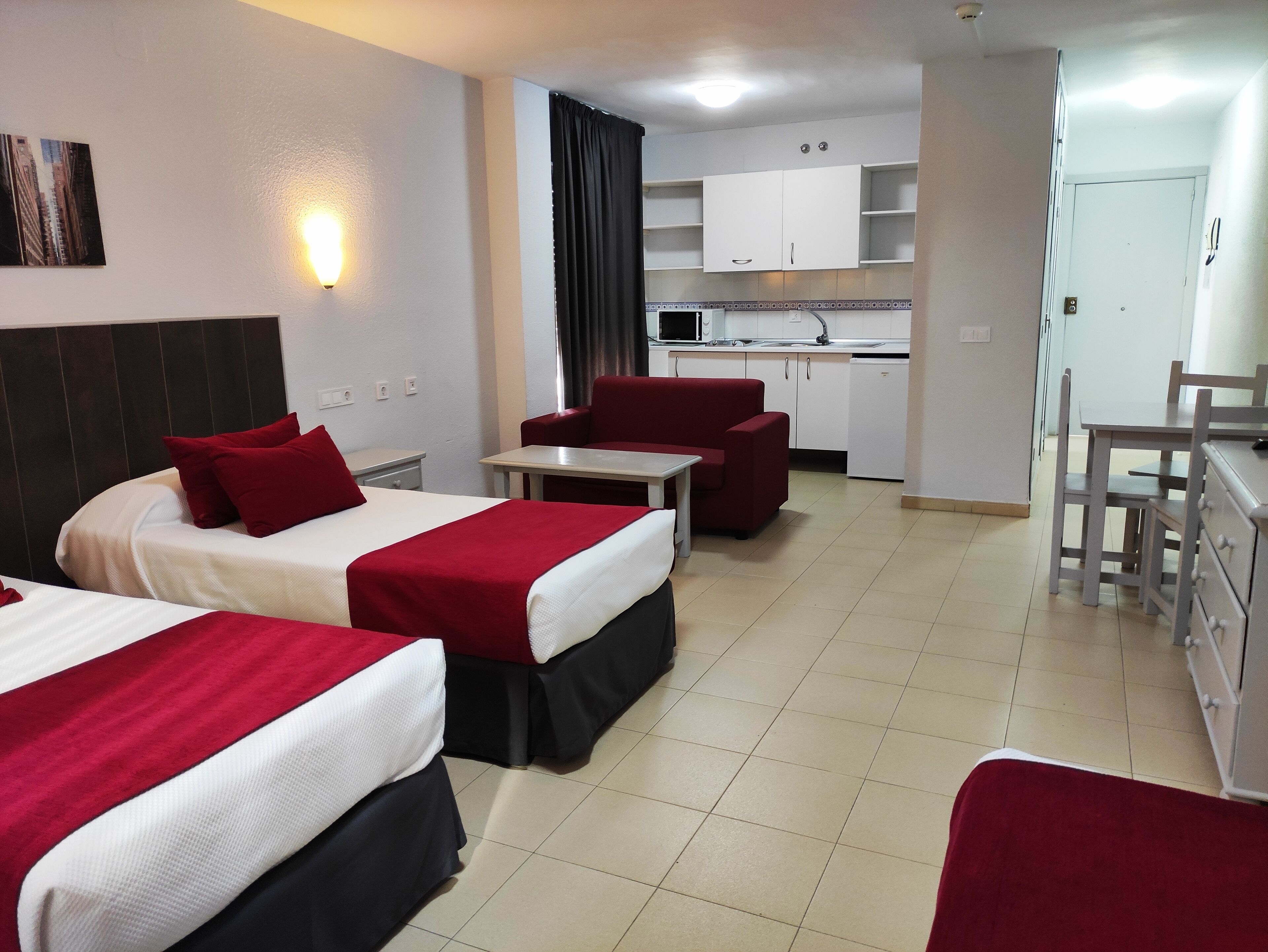 Estudi, 3 llits individuals | Cuina privada | Frigorífic, placa de cuina i utensilis de cuina, vaixella i coberteria 