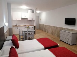 Escritorio, espacio para trabajar con laptop y wifi gratis 