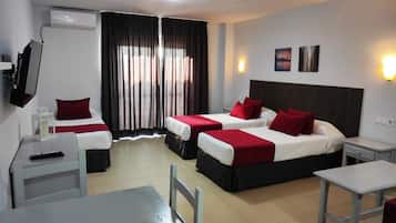 Studio, 3 eenpersoonsbedden | Een bureau, een laptopwerkplek, gratis wifi, beddengoed